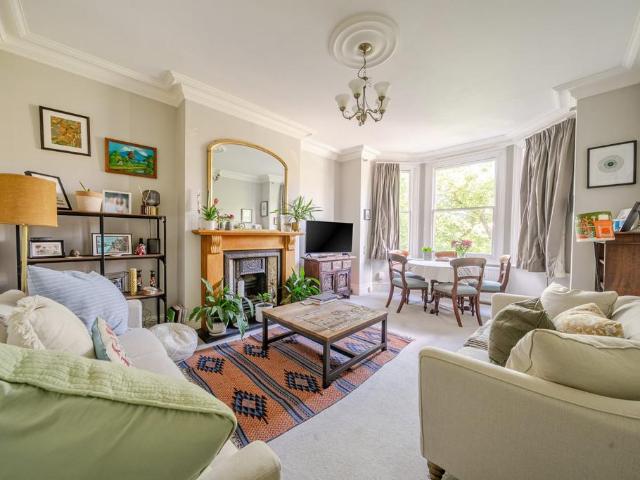 Elm Grove, Wimbledon, London, SW19 2 bed flat to rent £2,250 pcm £519 pw