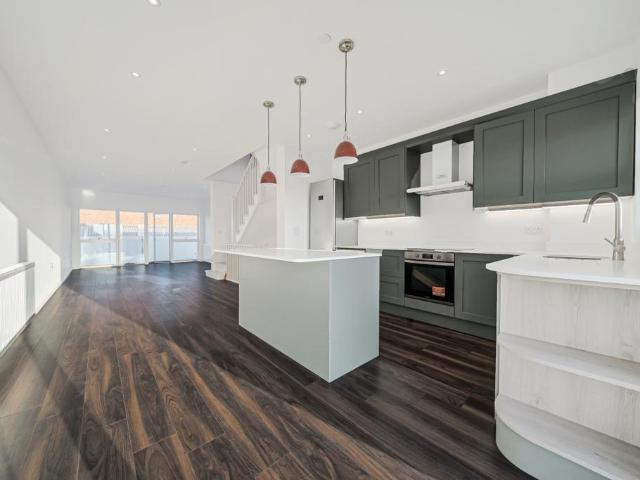 Elm Grove, Wimbledon, London, SW19 3 bed house to rent £4,950 pcm £1,142 pw