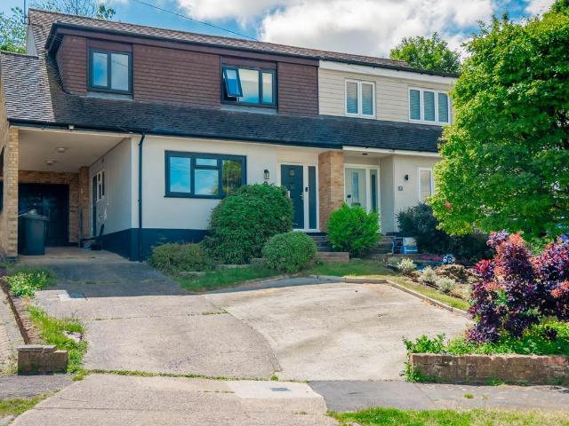 Elm Drive, Rayleigh SS6 4 bed semi detached house to rent £2,200 pcm £508 pw