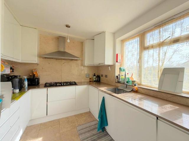Elm Drive, Rayners Lane HA2 1 bed in a house share to rent £650 pcm £150 pw