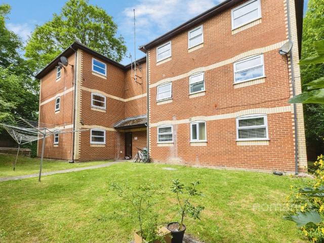 Elm Park Court, Reading, Berkshire RG30, 2 bed flat to rent, £1,200 pcm | PrimeLocation