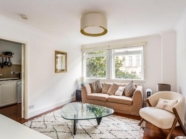 Elm Park Gardens Chelsea SW10 1 bed apartment to rent £2,500 pcm £577 pw