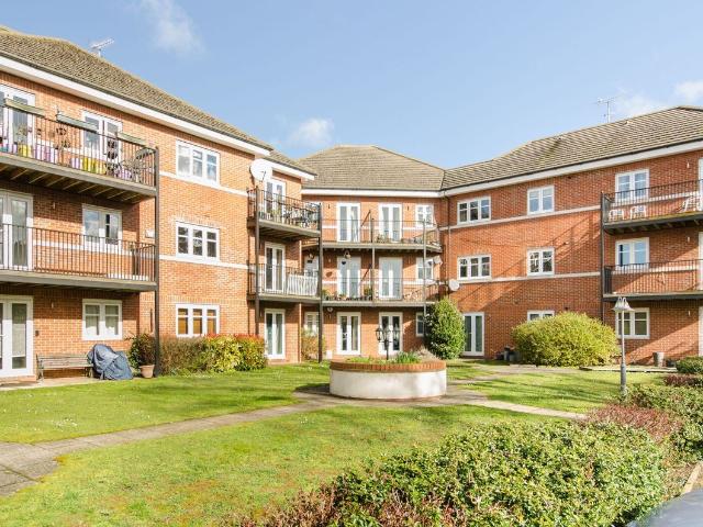 Elm Park Road, Pinner HA5, 2 bed flat to rent, £1,850 pcm | PrimeLocation