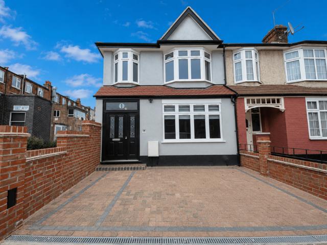 Elm Park Road, Winchmore Hill N21 5 bed semi detached house to rent £3,750 pcm £865 pw