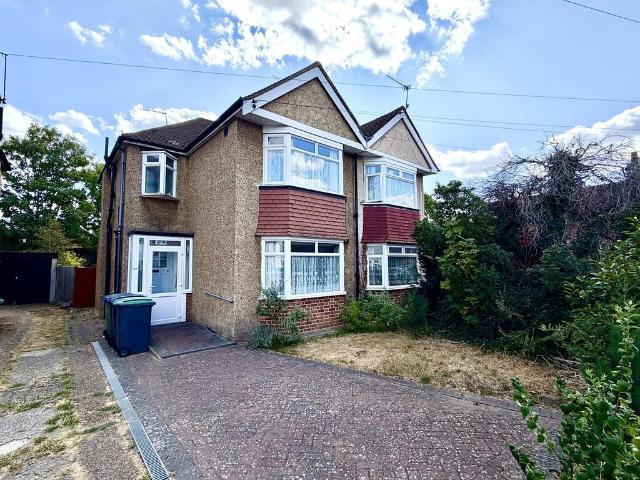 Elm Road, Chessington, Surrey. KT9 1AW 3 bed semi detached house to rent £2,250 pcm £519 pw