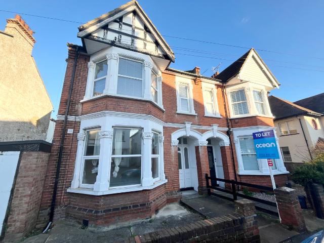 Elm Road, Leigh On Sea SS9, 2 bed flat to rent, £1,450 pcm | PrimeLocation