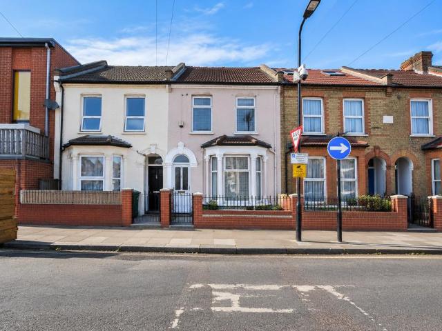 Elm Road, London, E11 4 bed terraced house to rent £2,600 pcm £600 pw