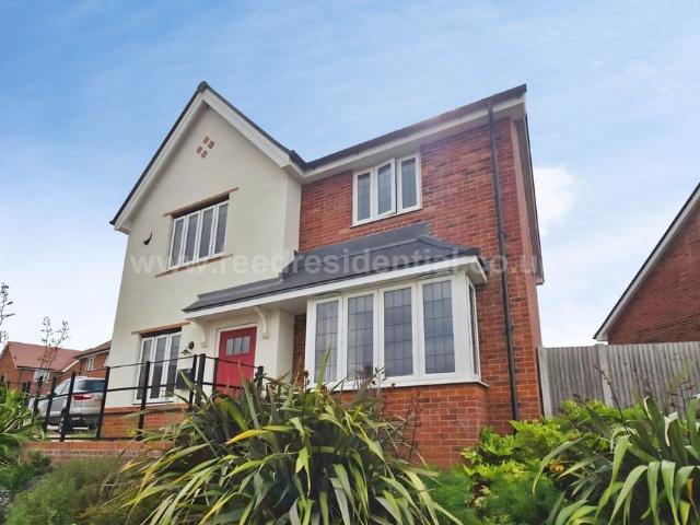 Elm Walk, Rayleigh SS6, 4 bed flat to rent, £2,600 pcm | PrimeLocation