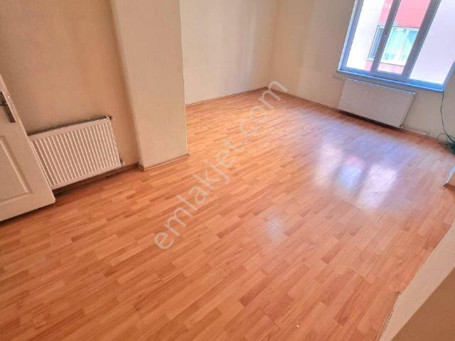 Elmasbahçeler De Geniş 1+1 Ara Kat Metroya 7 Dk Mesafede Kiralık
