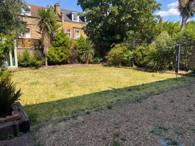 Elmbourne Road, London SW17 3 bed flat to rent £3,800 pcm £877 pw