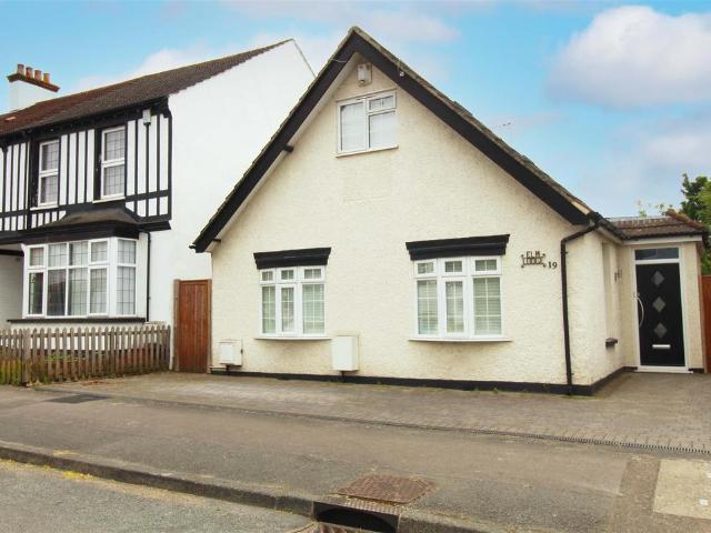 Elmbrook Road, Cheam, Sutton 4 bed detached house to rent £2,995 pcm £691 pw