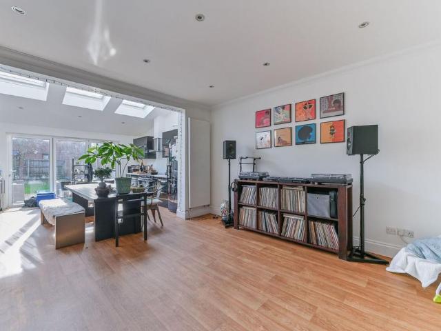 Elmbrook Road, Sutton, SM1 3 bed semi detached house to rent £2,800 pcm £646 pw