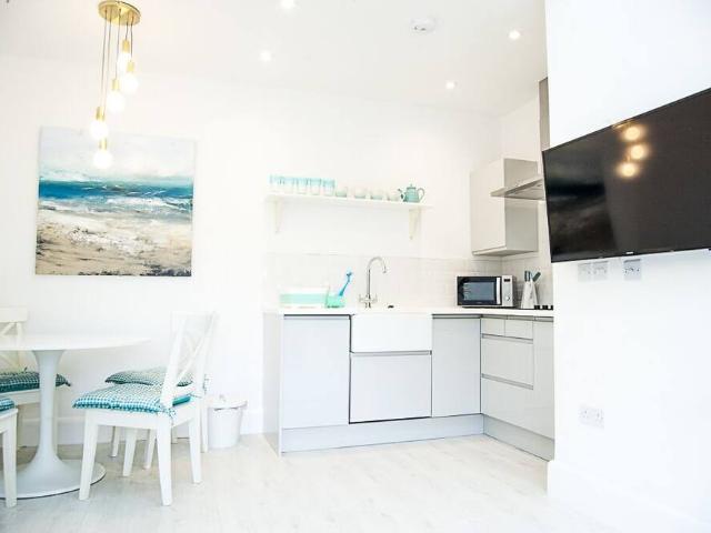 Elmbridge, KT8 9AG, United Kingdom | 1 bed apartment for rent #103306932 | Rentberry