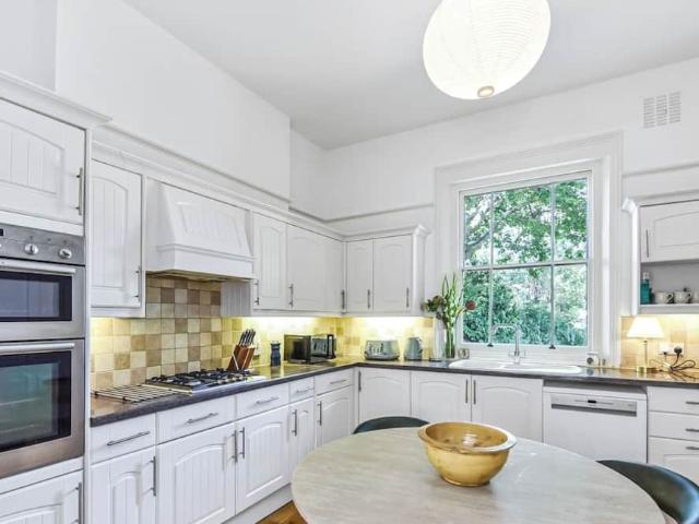 Elmbridge, KT8 9DJ, United Kingdom | 5 bed townhouse for rent #175996050 | Rentberry