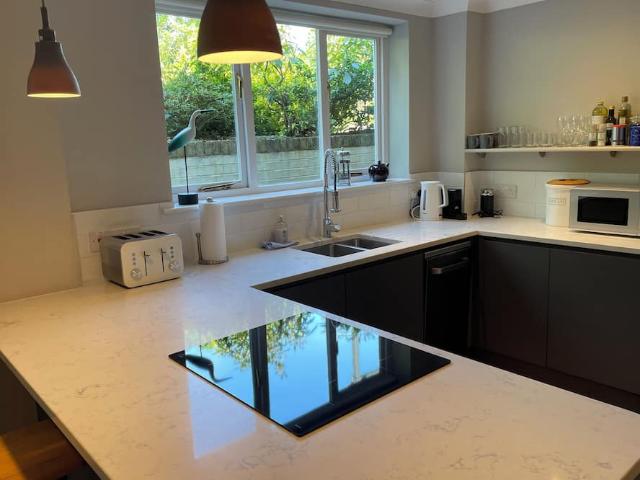 Elmbridge, KT8 9EL, United Kingdom | 2 bed apartment for rent #95620836 | Rentberry