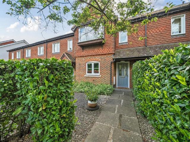 Elmbridge Lane, Kingfield, Woking. 4 bed terraced house to rent £2,650 pcm £612 pw