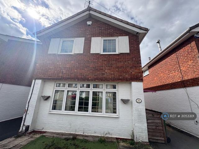 Elmdale Drive, Kidderminster, DY10 3 bed detached house to rent £1,200 pcm £277 pw