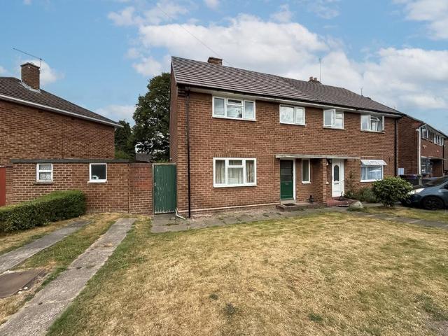 Elmdon Road, Wolverhampton WV10 3 bed semi detached house to rent £1,200 pcm £277 pw