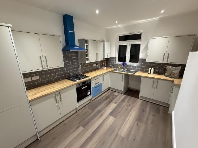 Elmers End Road SE20, 3 bed flat to rent, £2,400 pcm | PrimeLocation