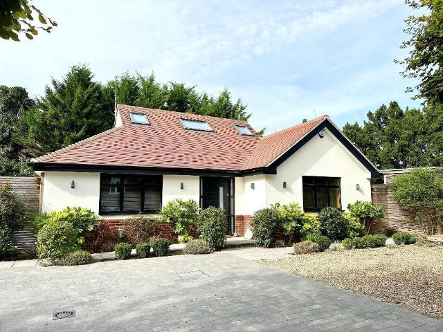 Elmfield Way, Sanderstead, Surrey. 3 bed detached house to rent £2,750 pcm £635 pw