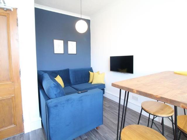 Elmfield Avenue, Top Floor, AB24
