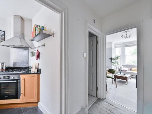 Elmfield road, Balham, London, SW17 1 bed flat to rent £2,850 pcm £658 pw