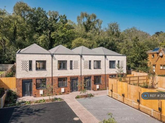 Elmford Close, Purley, CR8 3 bed terraced house to rent £2,600 pcm £600 pw