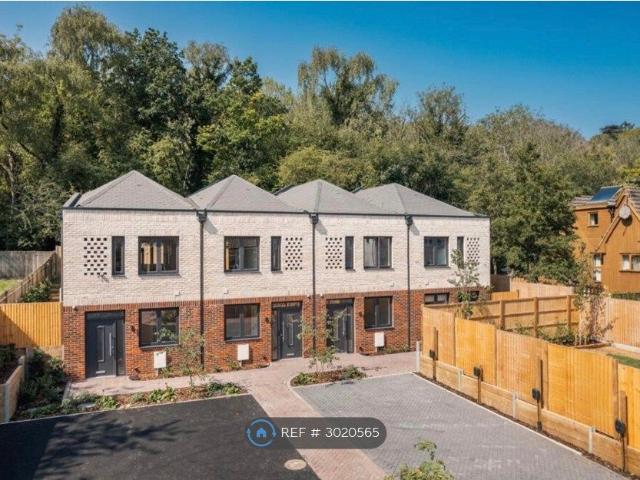 Elmford Close, Purley CR8, 3 bed terraced house to rent, £2,600 pcm | PrimeLocation