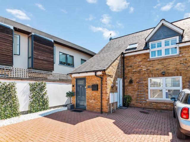 Elmgrove Road, Weybridge KT13 2 bed apartment to rent £3,960 pcm £914 pw