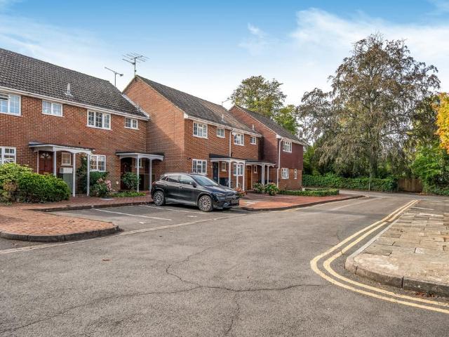 Elmhurst Court, Guildford, GU1 2 bed terraced house to rent £1,700 pcm £392 pw