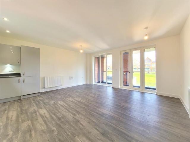 Elms Court, Wokingham RG40, 2 bed flat to rent, £1,850 pcm | PrimeLocation