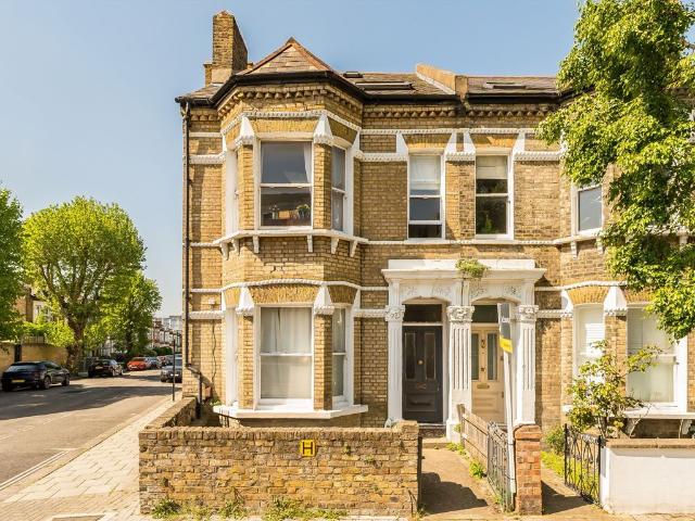 Elms Crescent, Clapham SW4, 2 bed flat to rent, £2,700 pcm | PrimeLocation