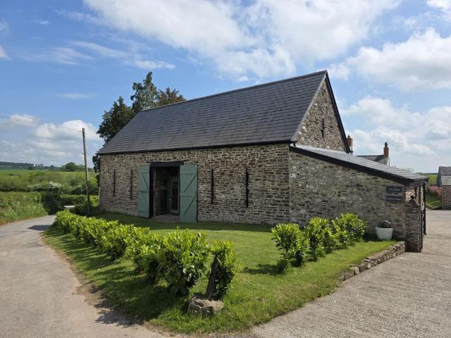 Elms Lane, Llantilio Pertholey. 3 bed barn conversion to rent £1,850 pcm £427 pw