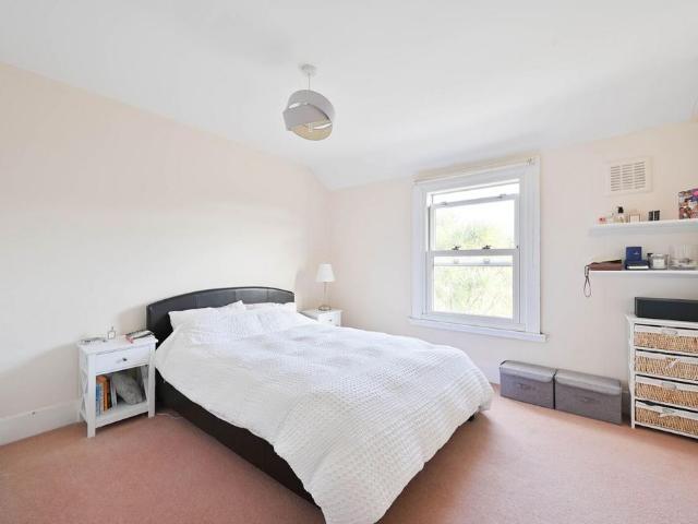 Elms Road, Abbeville Village, London. 2 bed flat to rent £2,650 pcm £612 pw