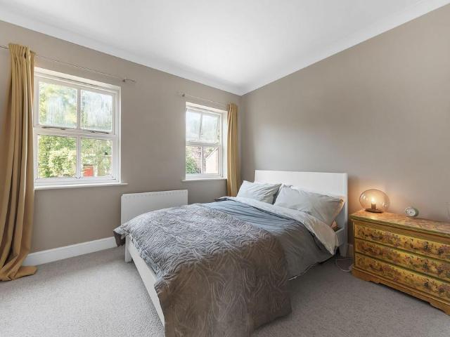 Elms Road, Abbeville Village, London. 2 bed house to rent £2,950 pcm £681 pw
