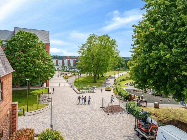 Elms Road, Berkshire RG40 4 bed apartment to rent £2,000 pcm £462 pw
