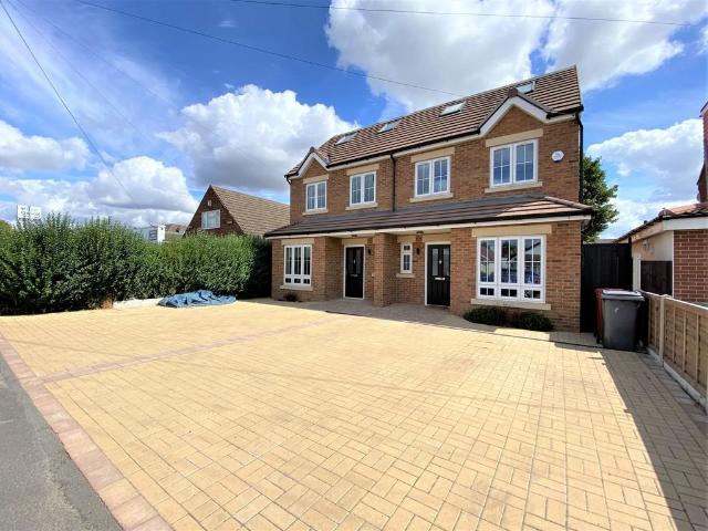 Elmshott Lane, Cippenham, Slough 5 bed semi detached house to rent £3,500 pcm £808 pw