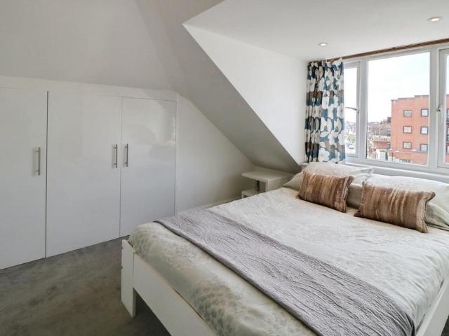 Elmsleigh Drive, Leigh on sea, SS9 1 bed flat to rent £1,000 pcm £231 pw