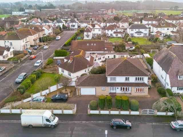 Elmsleigh Road, BS23 3 bed detached house to rent £2,300 pcm £531 pw