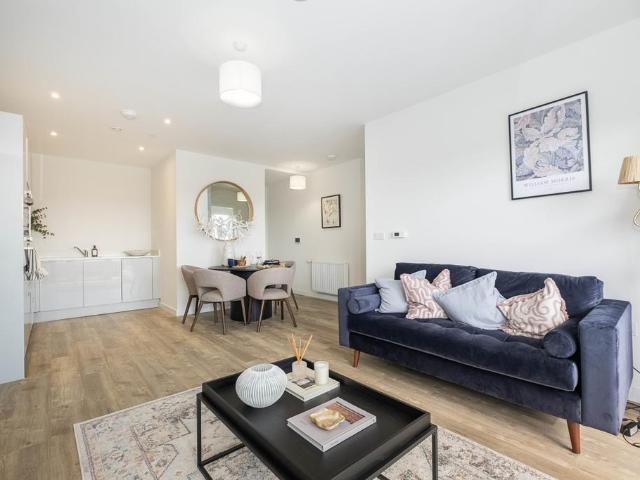 Elmsleigh Road Staines TW18 1 bed apartment to rent £1,550 pcm £358 pw