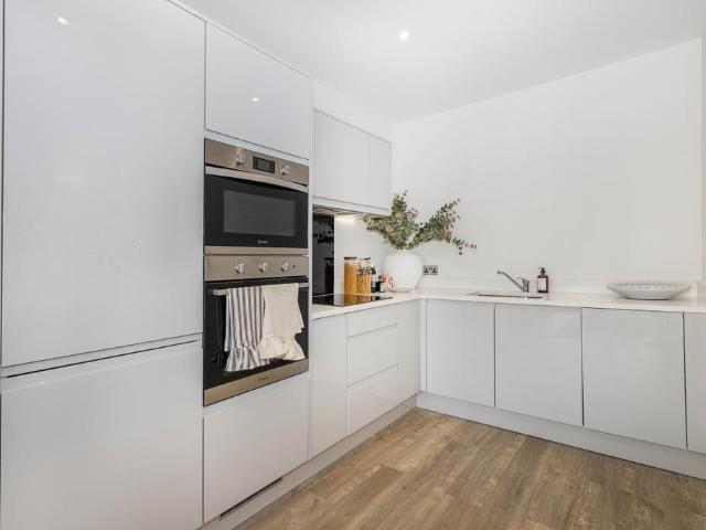 Elmsleigh Road Staines TW18 1 bed apartment to rent £1,600 pcm £369 pw