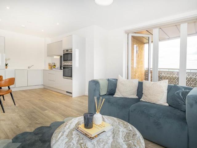 Elmsleigh Road Staines TW18 1 bed apartment to rent £1,860 pcm £429 pw