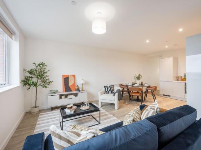 Riverview, Staines TW18 2 bed apartment to rent £2,190 pcm £505 pw