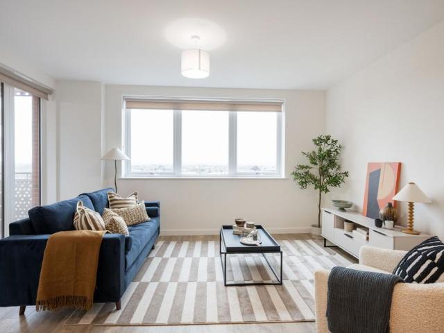 Elmsleigh Road Staines TW18 2 bed apartment to rent £2,321 pcm £536 pw