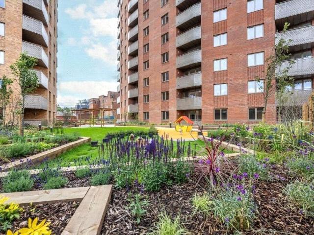 Elmsleigh Road, Staines upon Thames. 1 bed apartment to rent £1,860 pcm £429 pw