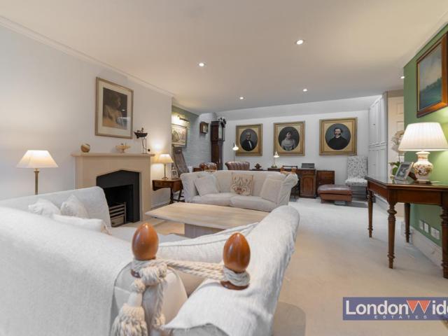 Elnathan Mews, Lilttle Venice, W9 3 bed mews to rent £4,400 pcm £1,015 pw