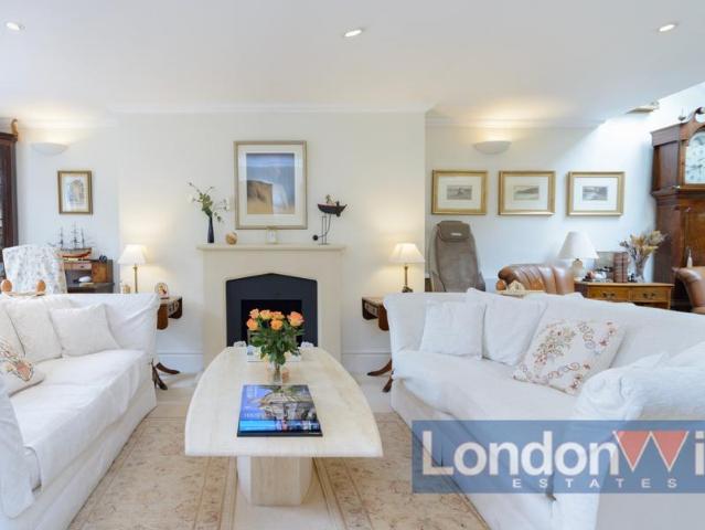Elnathan Mews, Lilttle Venice, W9 3 bed mews to rent £5,300 pcm £1,223 pw