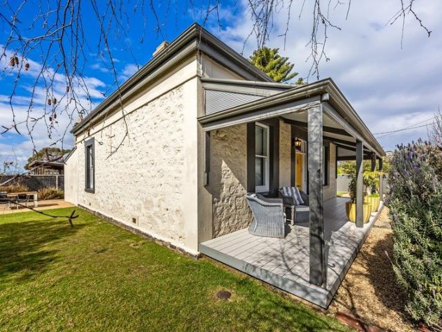 'Elanora Rose Cottage' A Timeless Port Elliot Retreat w/ 'Turn key' Proven Income