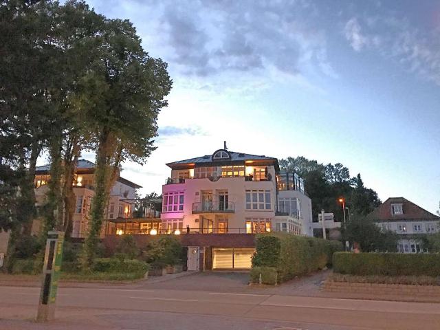 Elbchaussee 162 m² Wohnen auf Augenhöhe der Elbe, Pool Terrasse mit Liegeplatzoption Teufelsbrück