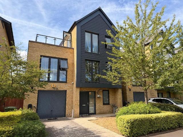 Elderberry Close, Romford 4 bed detached house to rent £3,500 pcm £808 pw